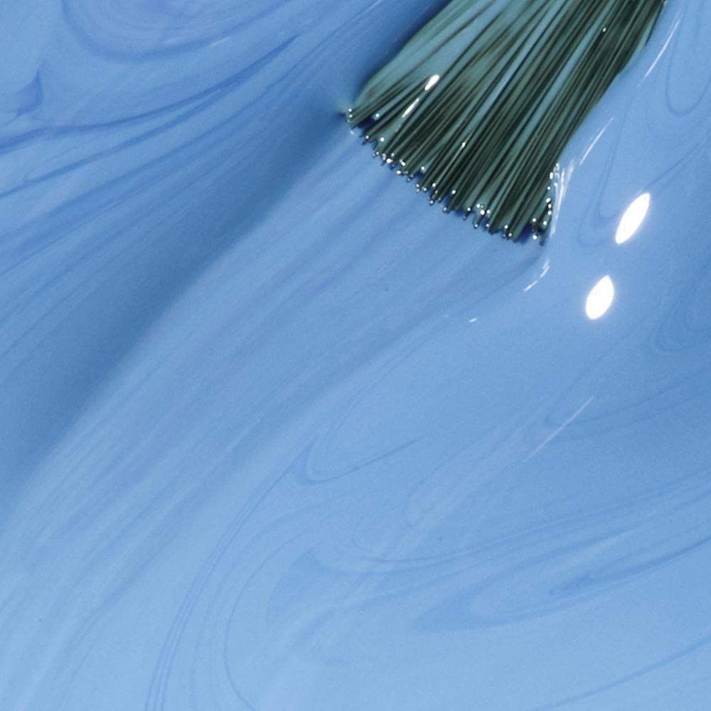 Hellblauer Nagellack mit Pinsel. Der Pinsel berührt die Oberfläche des Lacks. Nahaufnahme.