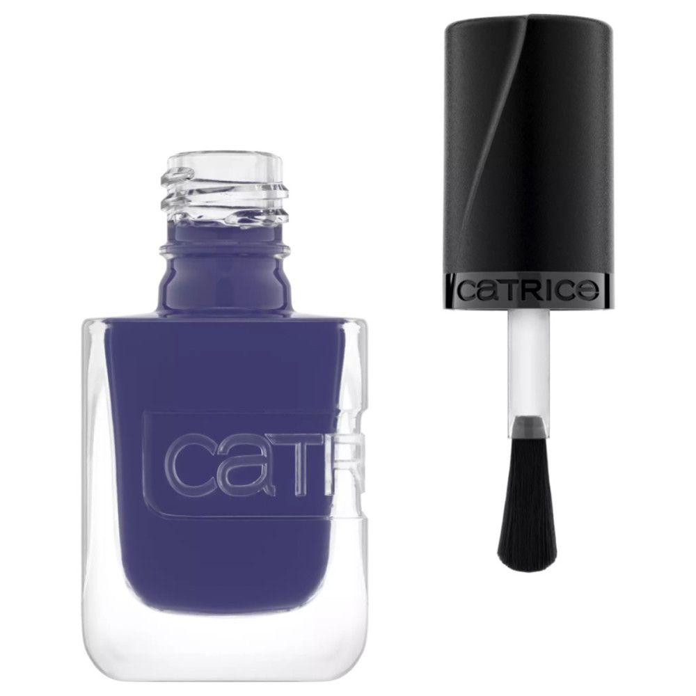 Nagellackflasche mit blauem Lack. Schwarzer Deckel mit Pinsel daneben. Catrice-Logo auf dem Deckel.