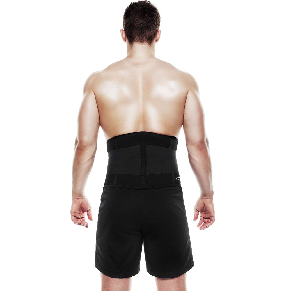 Mann trägt schwarze Rückenbandage. Rückansicht. Kurze Hose. Muskeln sichtbar. Produkt am unteren Rücken.