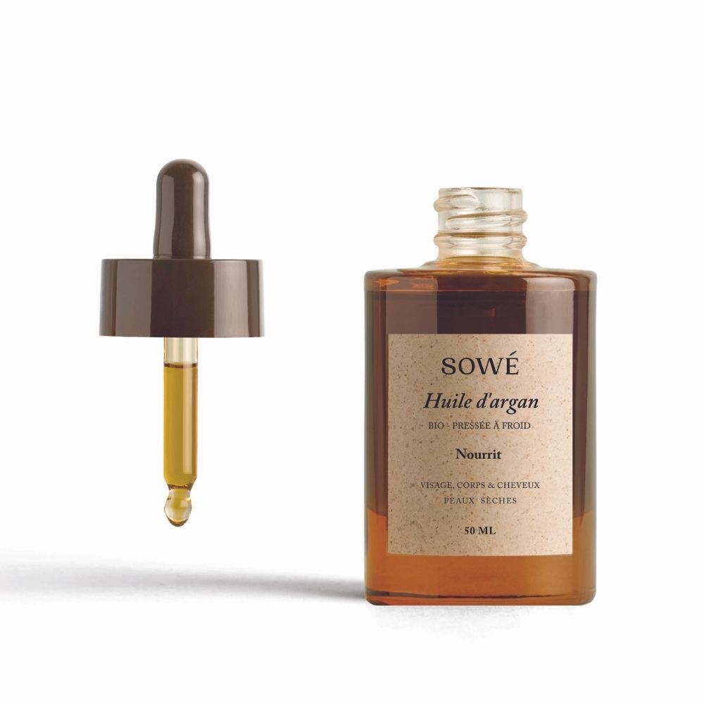 Braune Glasflasche mit Pipette. Etikett mit Text: SOWÉ, Huile d'argan, Bio-pressé à froid, Nourrit, Visage, corps & cheveux, peaux sèches.