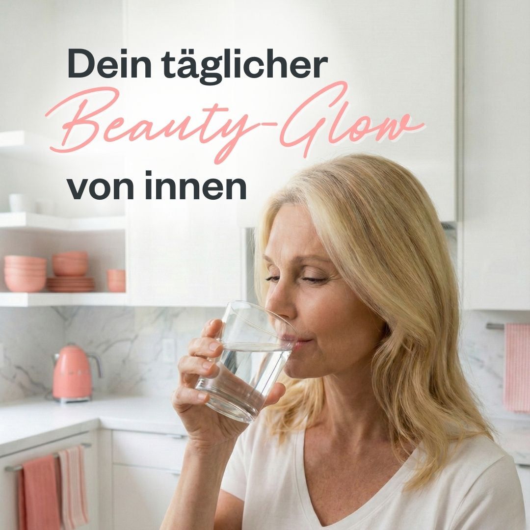 Frau trinkt Wasser in einer Küche. Text: Dein täglicher Beauty-Glow von innen.