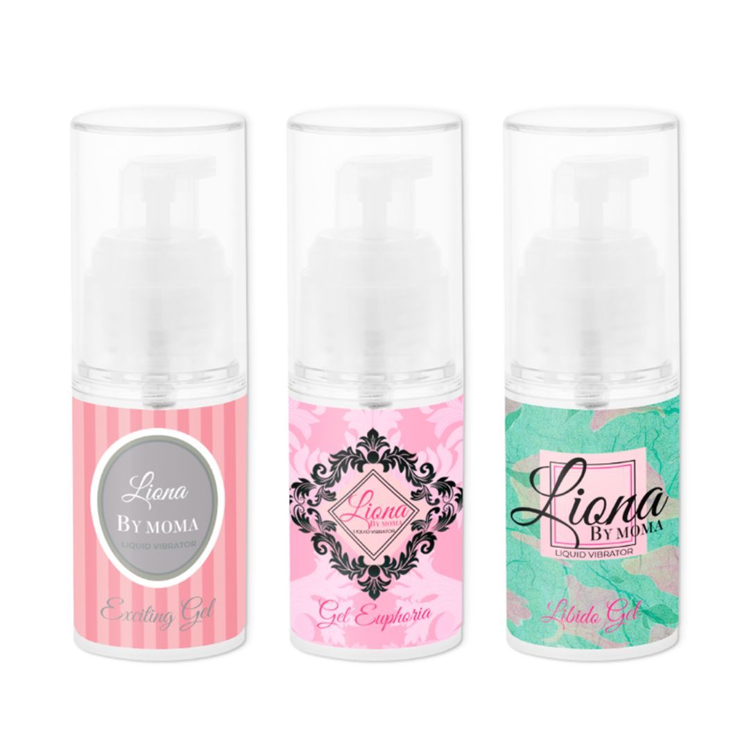 Drei Flaschen mit Pumpen. Jede Flasche hat ein Etikett mit Logo und Text. Verschiedene Designs und Farben.