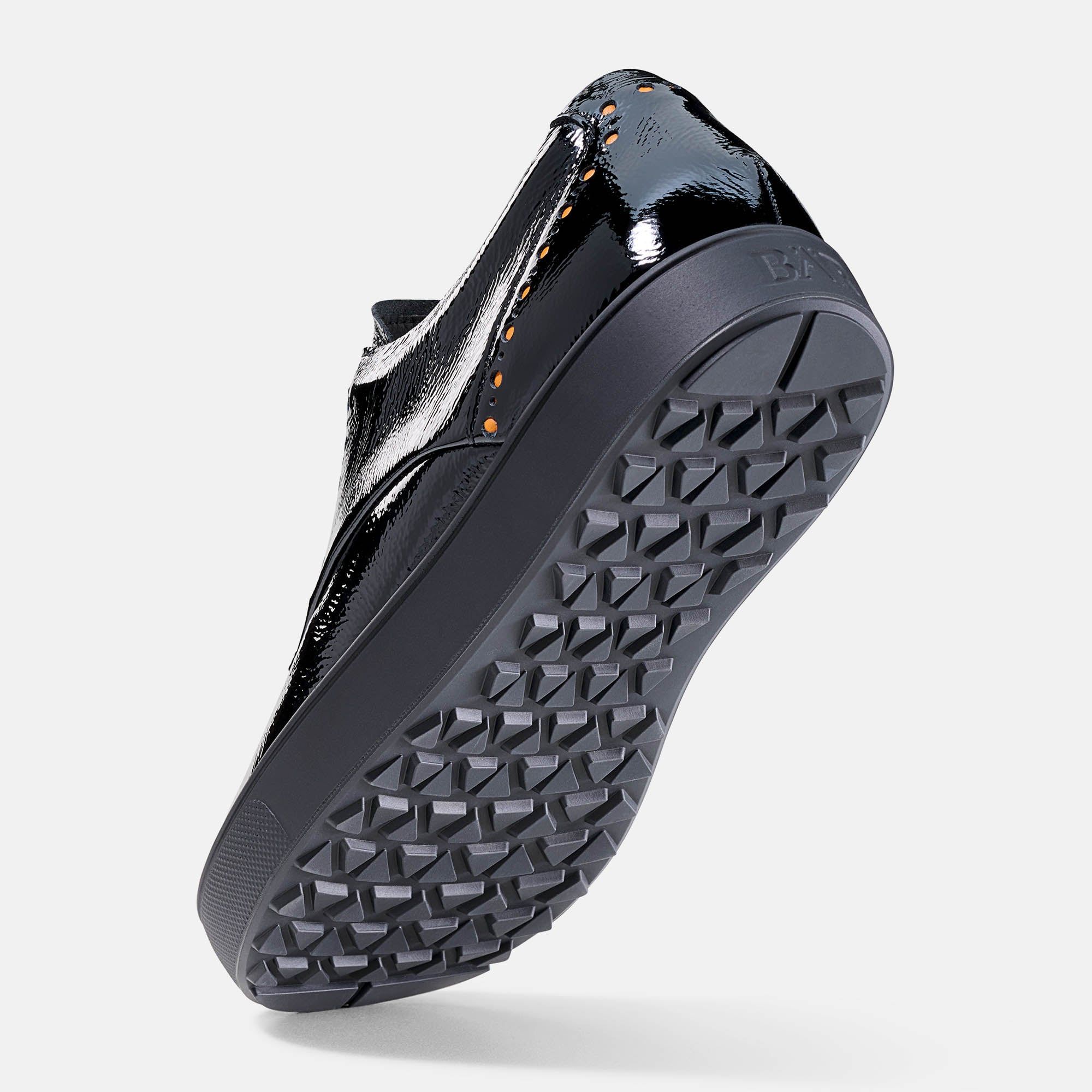 Schwarzer Herren-Schnürschuh mit breiter Passform. Glänzendes Obermaterial, Ziernähte und Schnürsenkel. Profilierte Sohle.