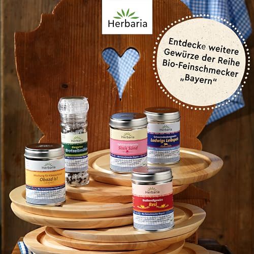 Herbaria Gewürze der Reihe 'Bio-Feinschmecker Bayern' auf Holztabletts.