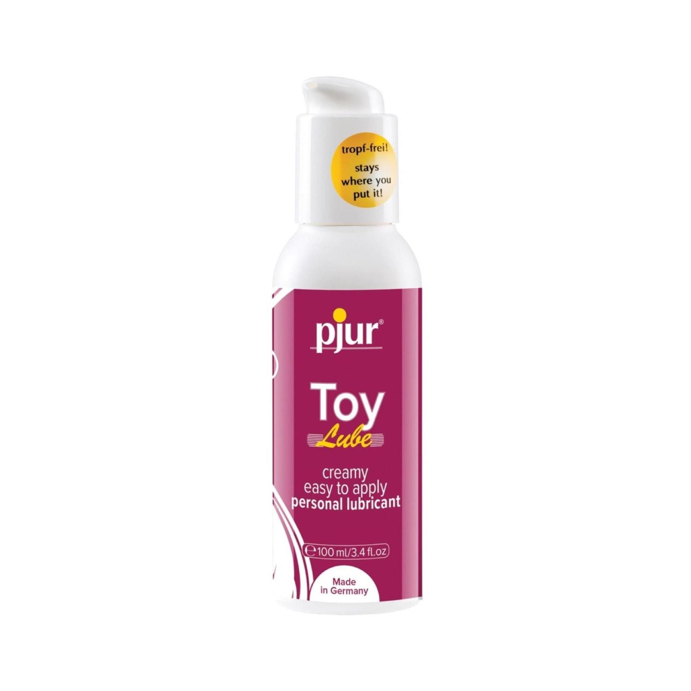 Weiße Flasche mit Pumpkopf. Aufschrift "pjur Toy Lube". Gelber Aufkleber "tropf-frei!". Rote und weiße Etiketten mit Text.