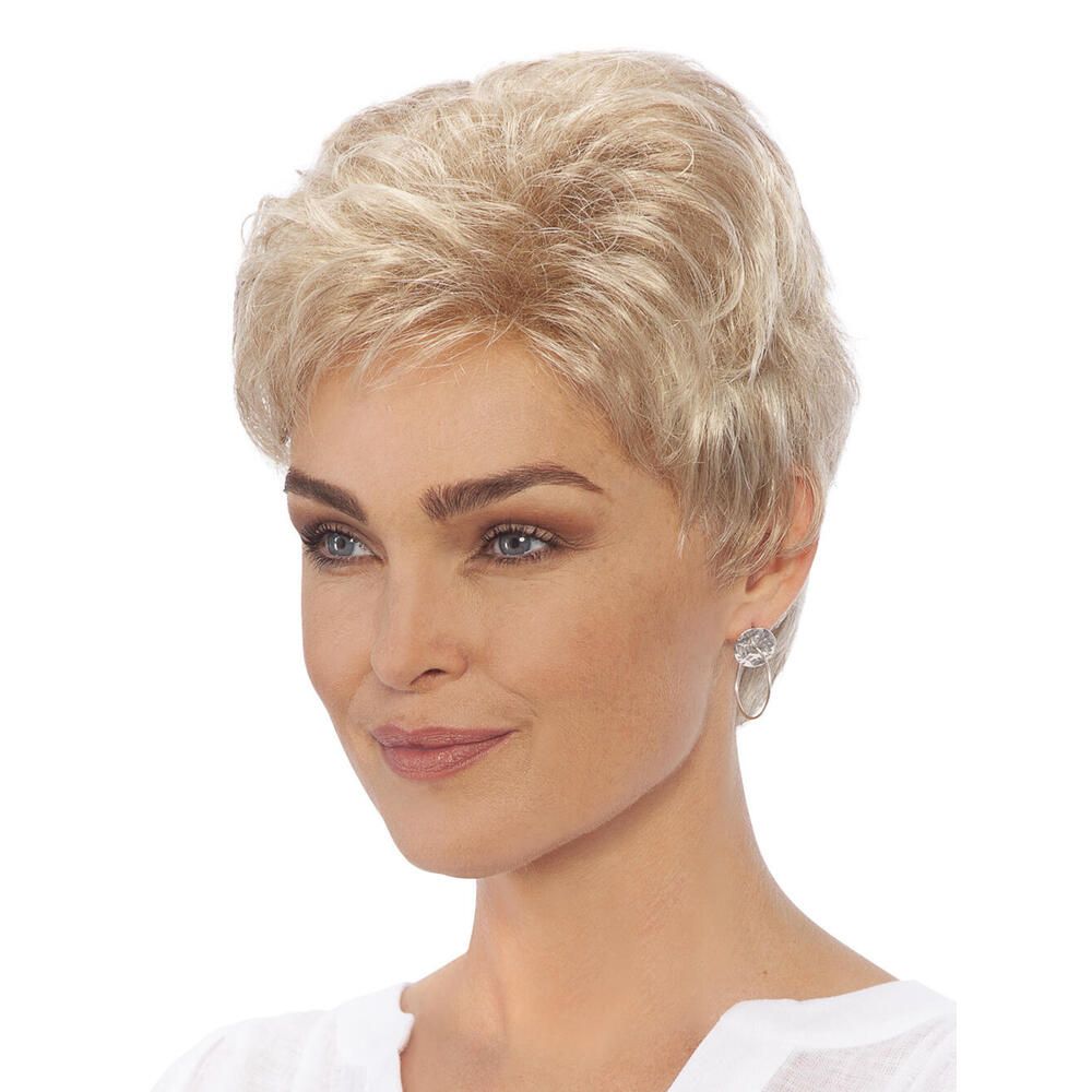 Kurzhaarperücke in Blond. Seitenansicht einer Frau mit Perücke. Kurzer, gestufter Schnitt. Helle Haarfarbe.