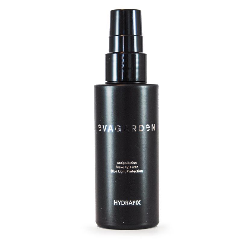 Schwarze Sprühflasche mit Aufschrift "Eva Garden". Text: "Hydrafix Make-up Fixer".