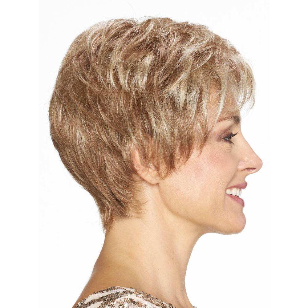 Blond gefärbte Kurzhaarperücke. Frau mit Perücke, Seitenansicht, Profil.