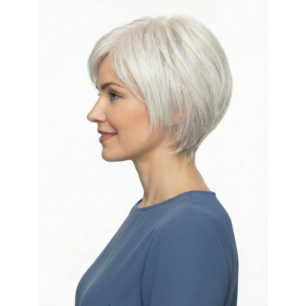 Perücke mit kurzem, grauem Haar. Seitenansicht einer Frau in blauem Oberteil.