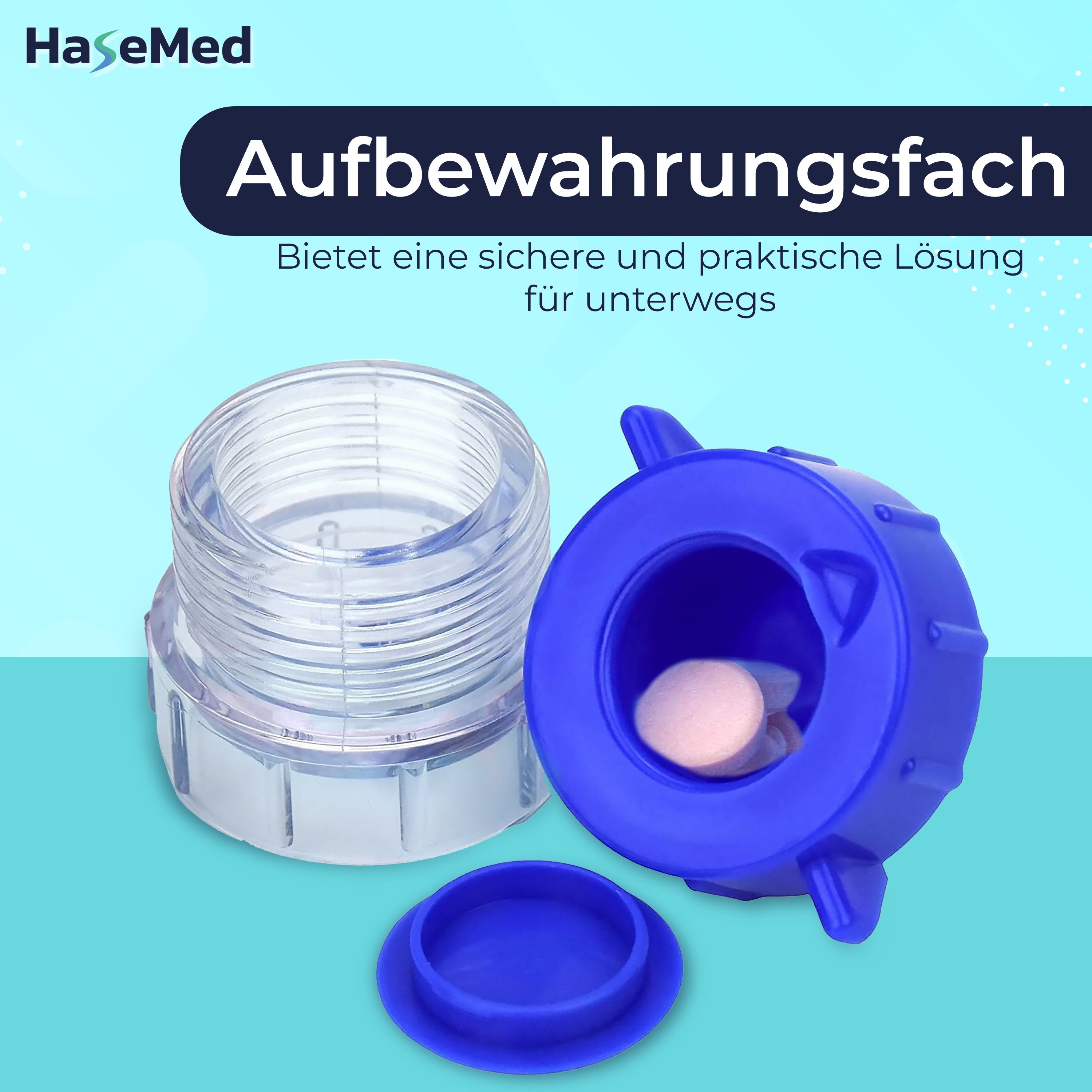 Tablettencrusher mit blauem Deckel und transparentem Behälter. Der Deckel ist geöffnet, eine Tablette liegt im Behälter.