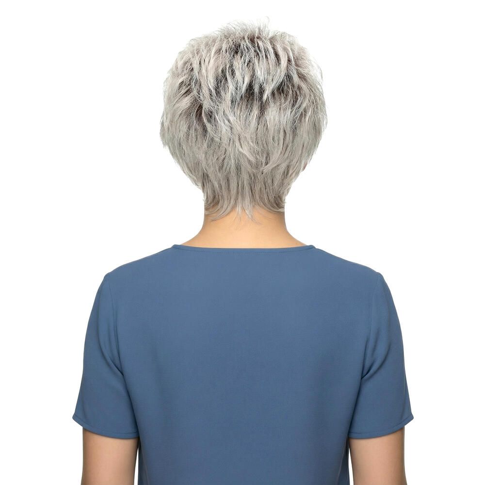 Kurzhaarperücke mit grau-melierten Strähnen. Rückansicht einer Frau mit blauem Oberteil.