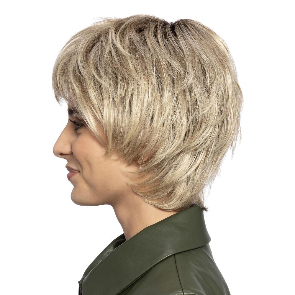 Kurzhaarperücke, blond, mit Pony. Frau trägt grüne Jacke. Profilansicht.
