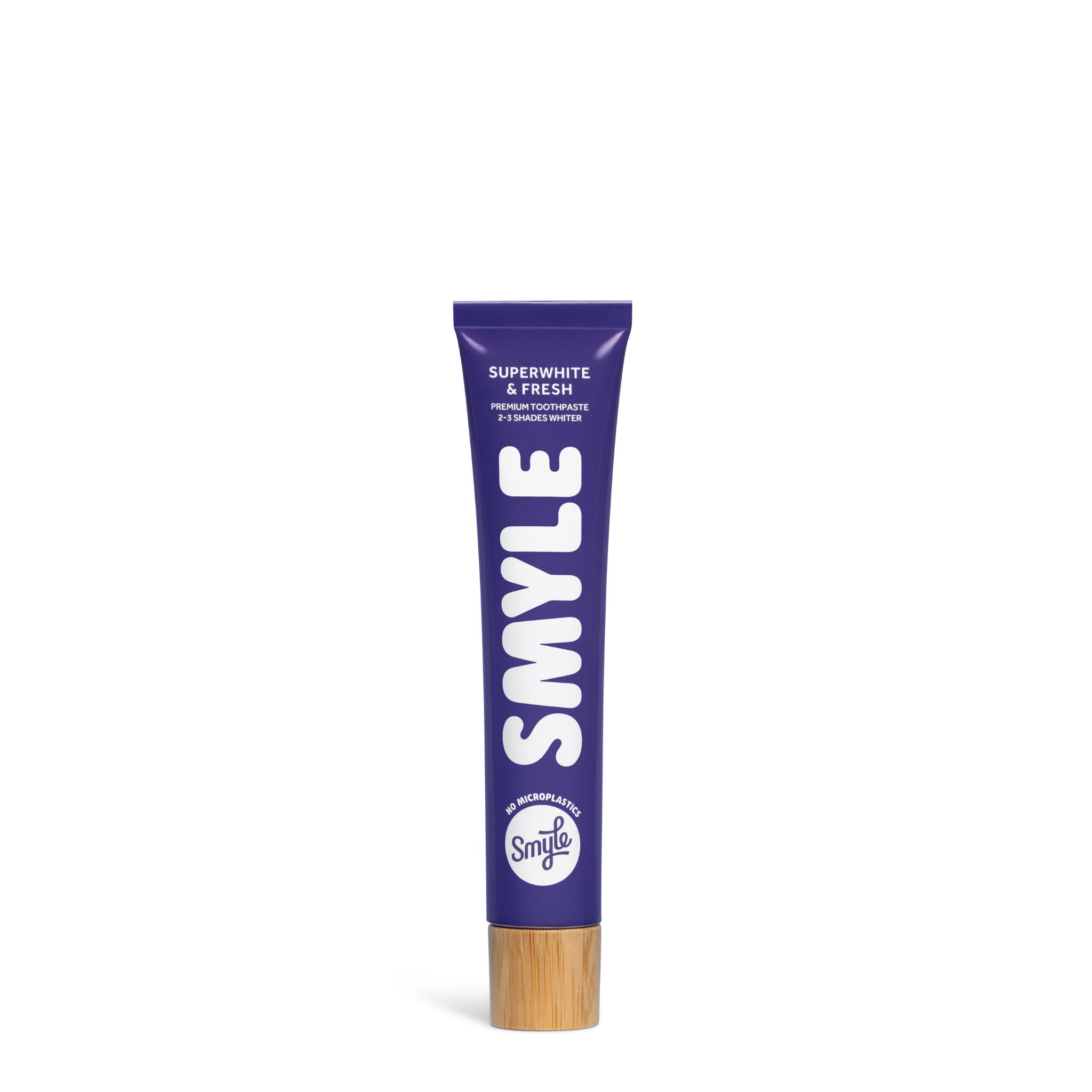 Blaue Tube mit weißem SMYLE-Logo und Text. Aufschrift: Superwhite & Fresh. Unterseite aus Holz. Zahnpasta.