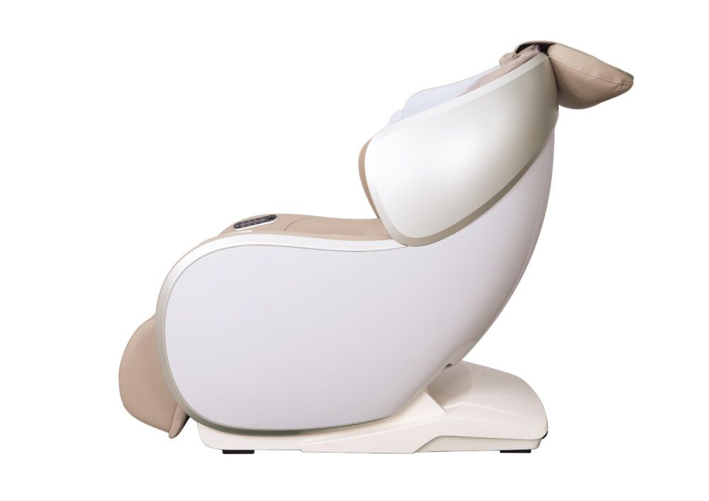 Massagesessel, Seitenansicht. Beige Sitzfläche und Rückenlehne. Weiße Seitenteile. Integrierte Fußstütze. Abgerundetes Design.