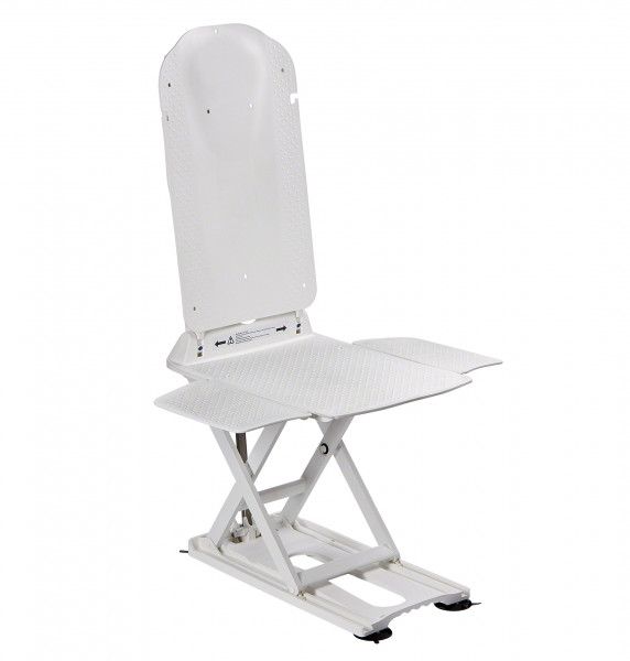Weißer Badewannenlifter mit Sitzfläche und Rückenlehne. X-förmiges Gestell. Saugnäpfe an der Basis.