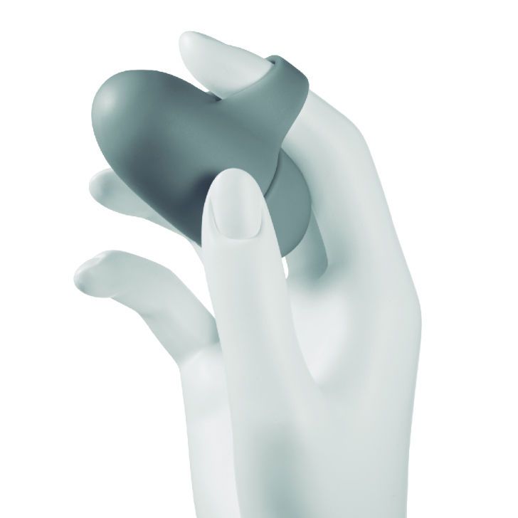 Graues, ovales Objekt, gehalten von einer weißen Hand.