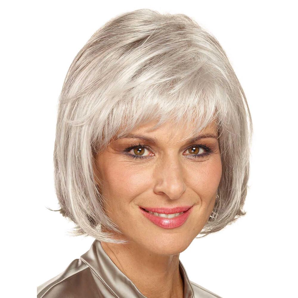 Perücke MAILAND von degenhardt in Perlsilber. Kurzer, gestufter Schnitt mit Pony. Frau mit silberfarbenem Haar, Blick in die Kamera.