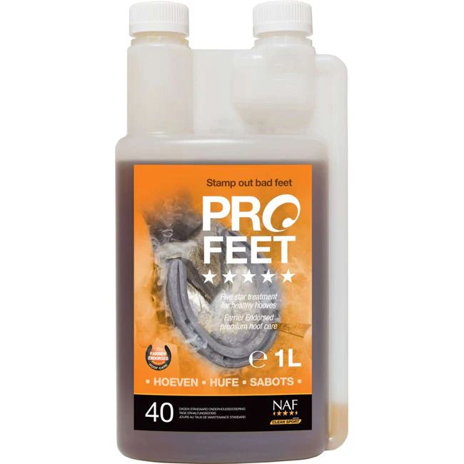 Flüssigkeit in einer Flasche. Aufschrift: PRO FEET, e 1L. Mit Logo und Text: HOEVEN, HUFE, SABOTS. Orangefarbenes Etikett.