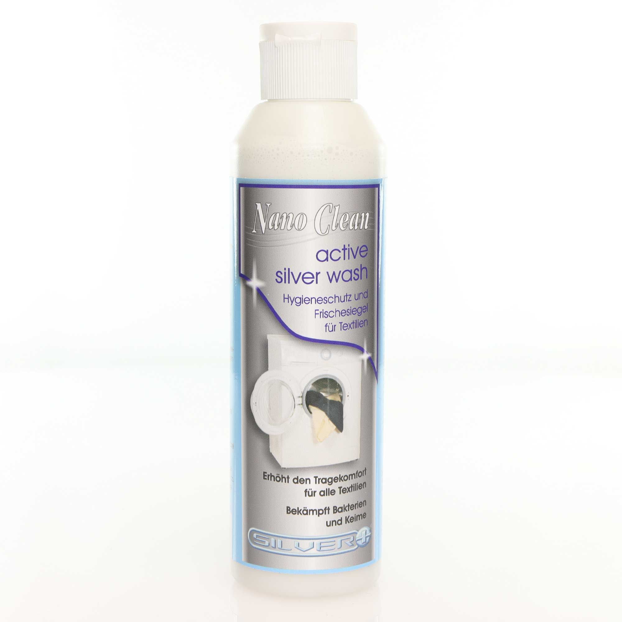 Flasche Waschzusatz Nano Clean Silver Wash. Weißes Etikett mit Produktinformationen und Waschmaschinen-Illustration.