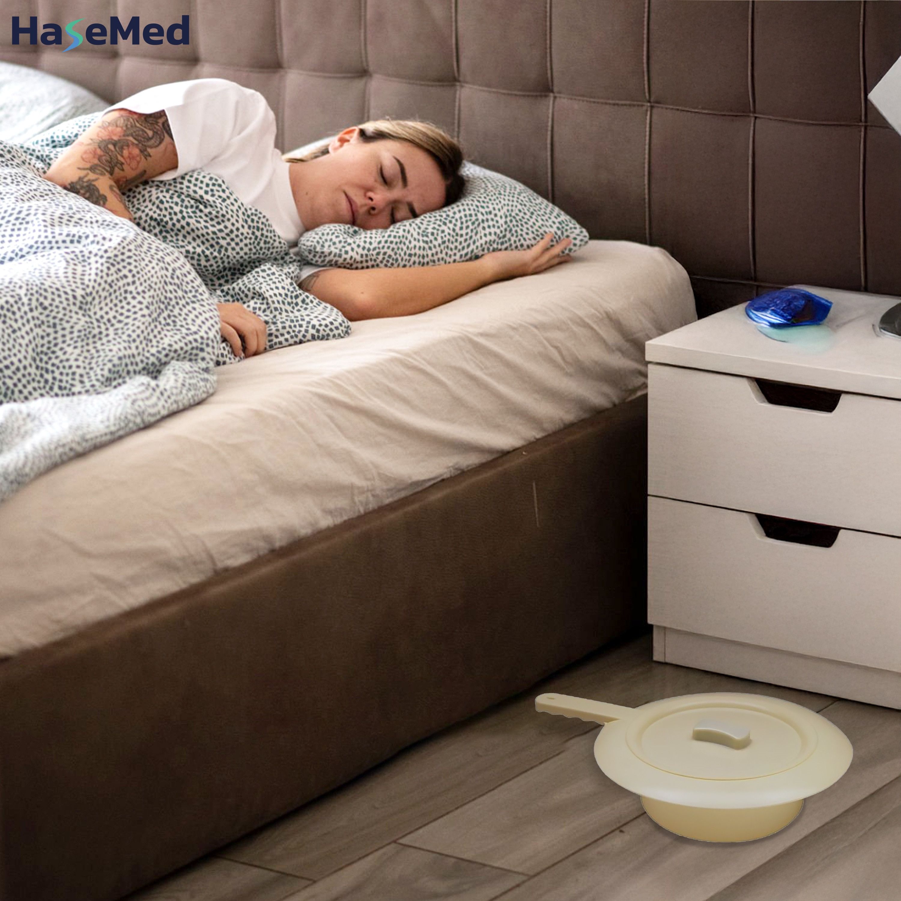 Schlafzimmer. Frau schläft im Bett. Steckbecken mit Deckel auf dem Boden.
