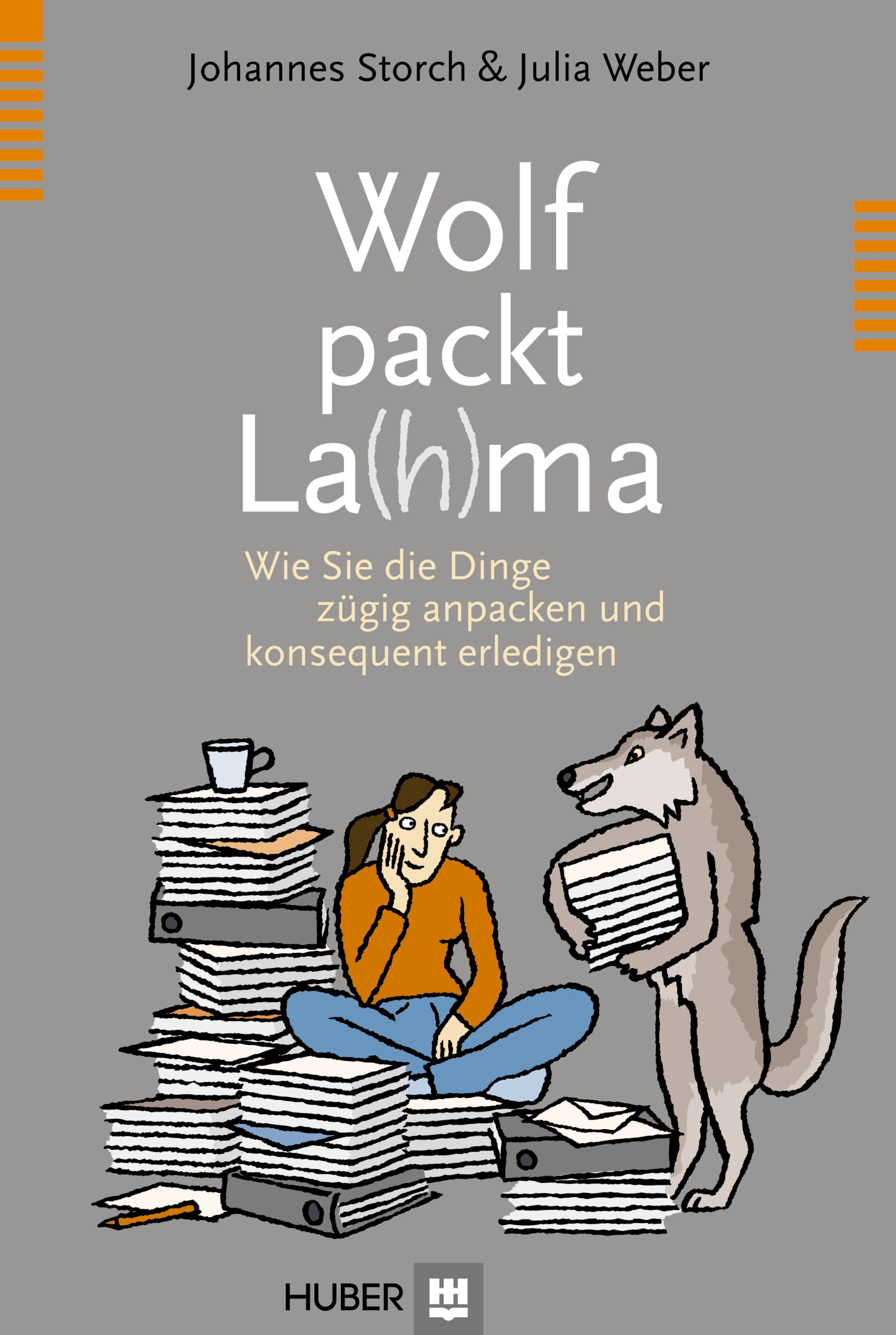 Buchcover: Titel „Wolf packt La(h)ma“. Frau sitzt vor Papierstapeln, Wolf hält Papiere. Autoren: Johannes Storch & Julia Weber. Verlag Huber.
