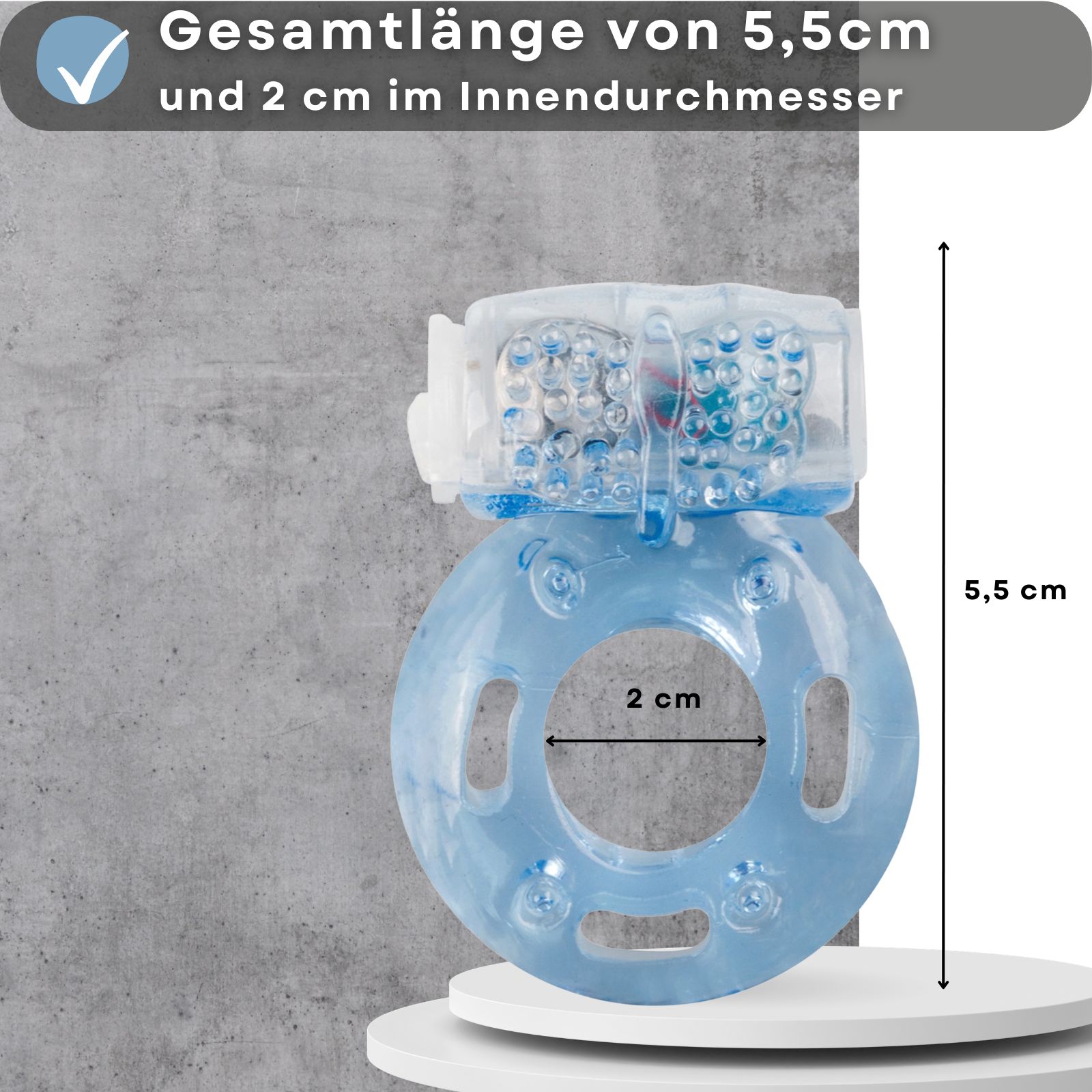 Penisring mit Maßen: Gesamtlänge 5,5 cm, Innendurchmesser 2 cm. Produkt auf Podest.