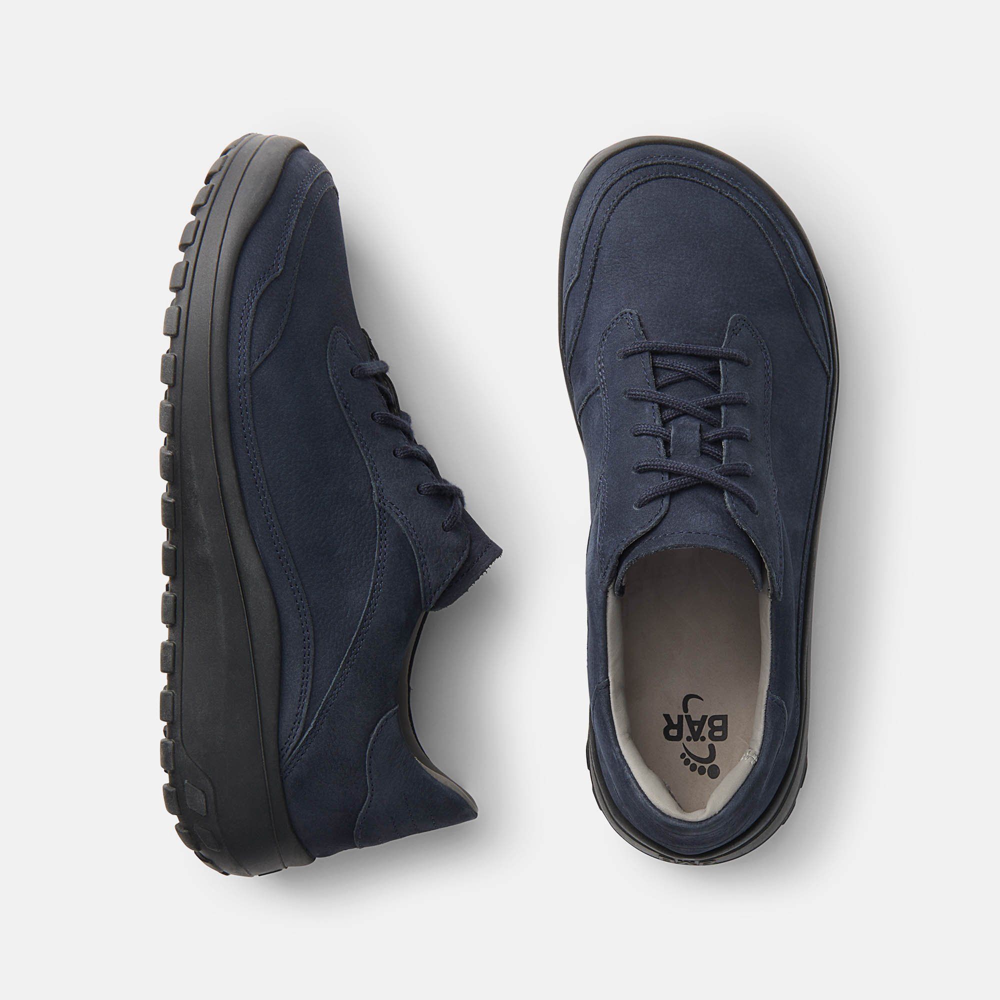 Draufsicht auf zwei blaue Schnürschuhe. Wildleder, Schnürsenkel, schwarze Sohle. Innensohle mit BÄR-Logo.