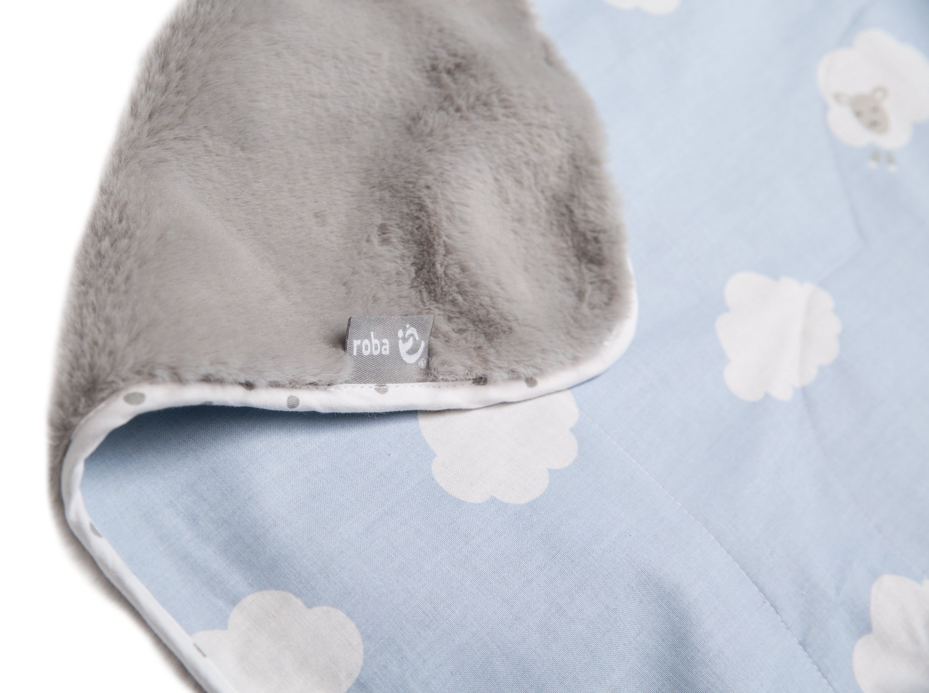 Kuscheldecke mit blauem Wolkenmuster und grauem Plüsch. Kleines roba-Label. Weiße Paspelierung.