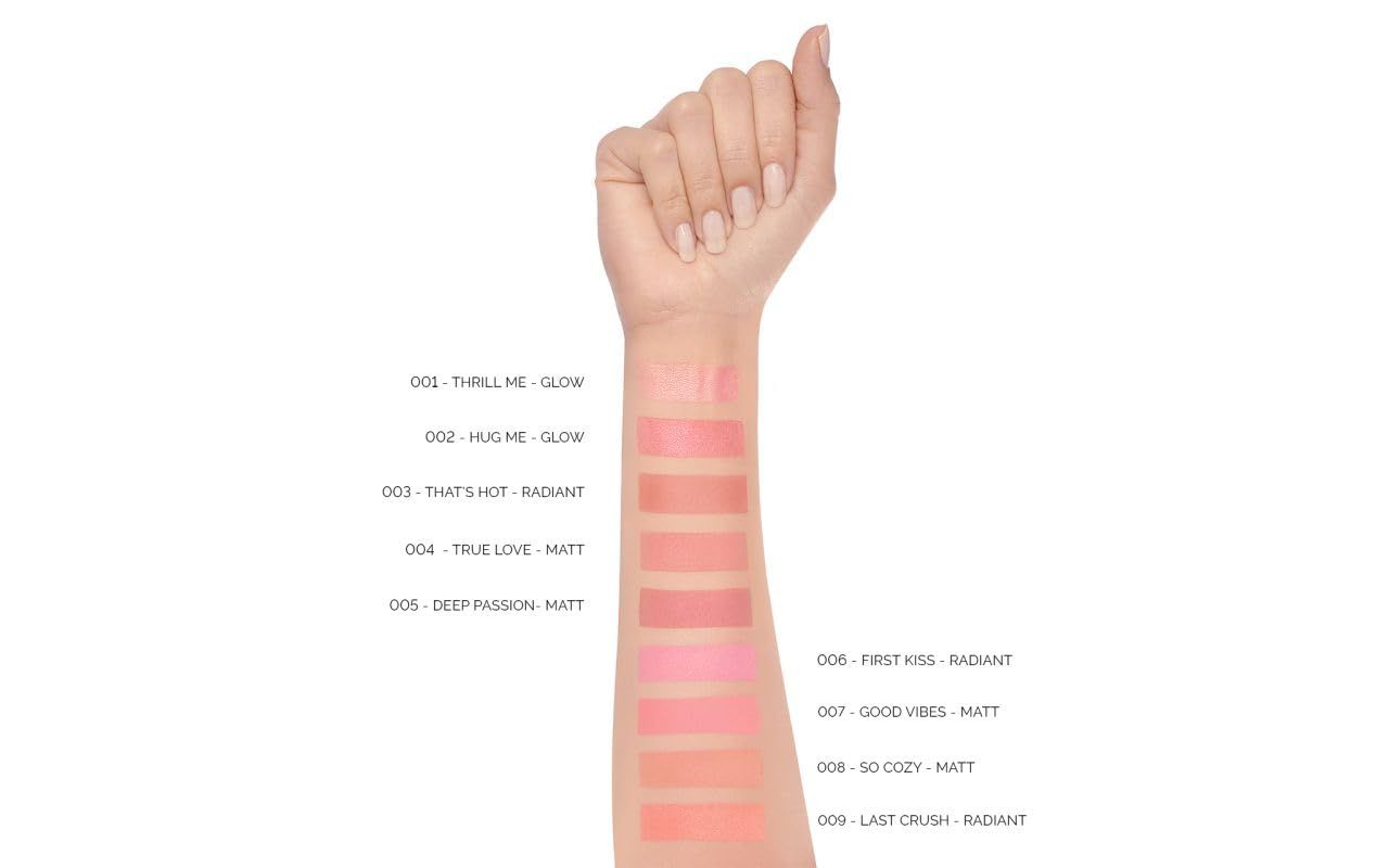 Arm mit Farbmustern von Blush-Tönen. Verschiedene Rosatöne auf der Haut aufgetragen.