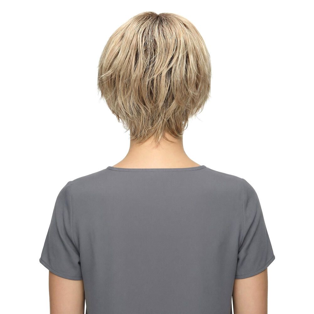 Kurzhaarperücke, blond, Rückansicht. Natürlicher Haarfall. Frau trägt graues Oberteil.