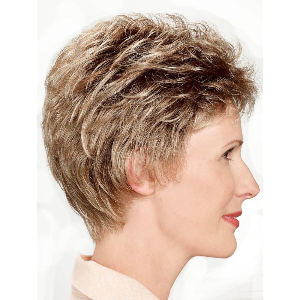 Kurzhaarperücke mit blonden Strähnen. Seitenansicht einer Frau. Beige Bluse.