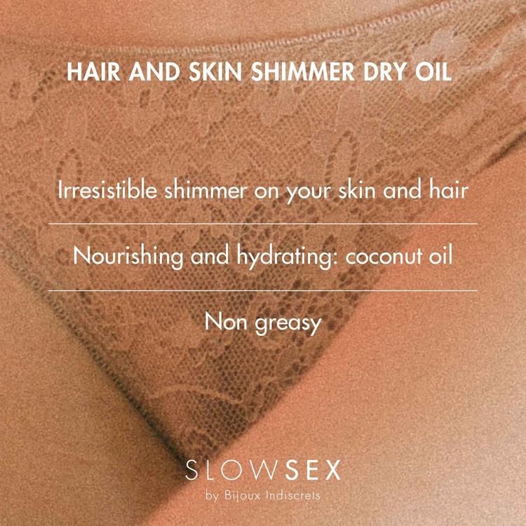 Text auf Haut: Hair and Skin Shimmer Dry Oil. Irresistible shimmer on your skin and hair. Nourishing and hydrating: coconut oil. Non greasy. SLOW SEX by Bijoux Indiscrets.