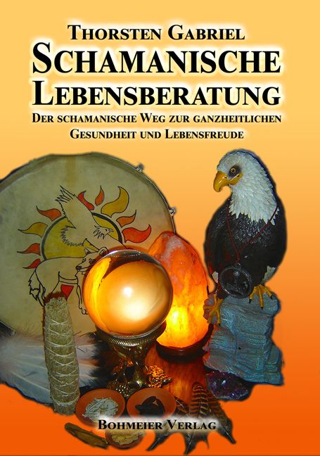 Buchcover: "Schamanische Lebensberatung". Titel, Autor, und Untertitel. Hintergrund mit Trommel, Adler, Kristallkugel und Salzlampe.