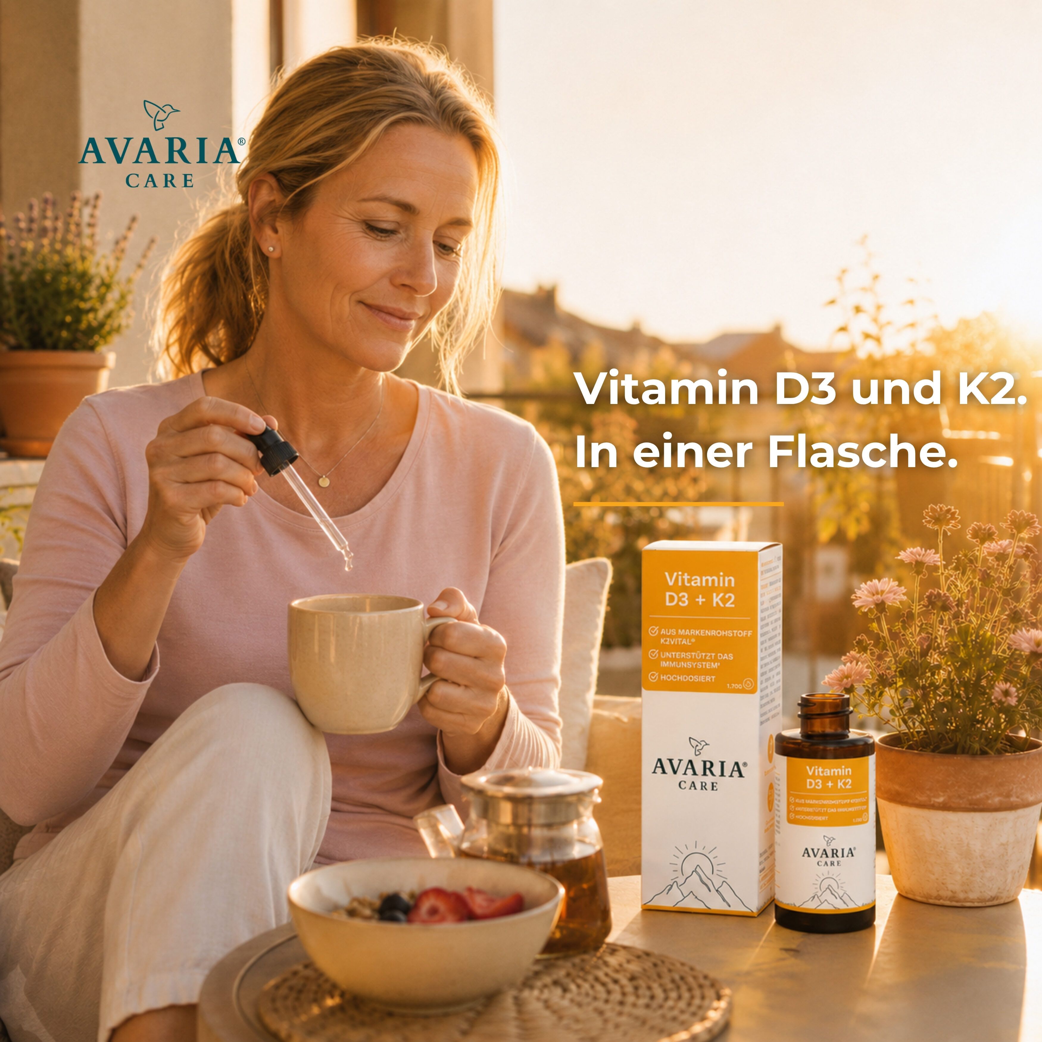 Frau mit Tropfenflasche und Tasse. Flasche und Verpackung mit Produktaufschrift. Text: Vitamin D3 und K2. In einer Flasche.