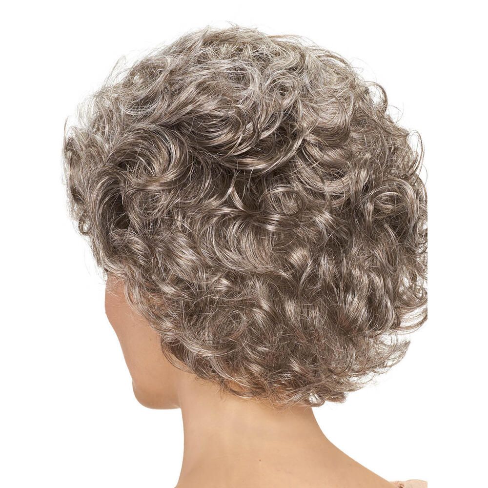 Graumelierte Perücke mit Locken, Rückansicht. Weißer Hintergrund.