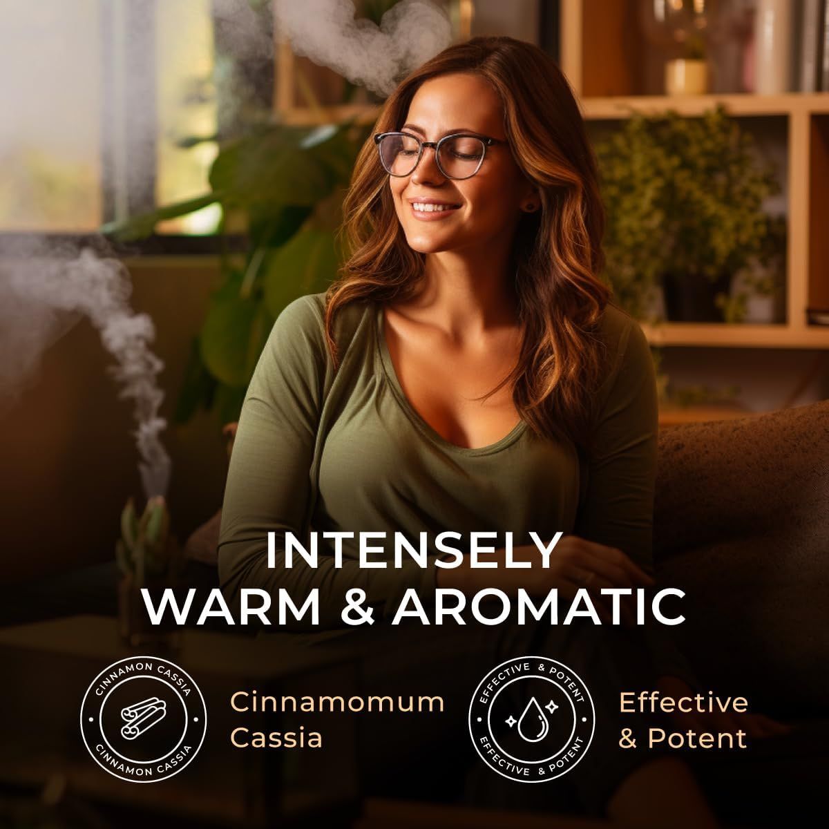 Frau mit Brille und geschlossenen Augen. Dampf steigt auf. Text: INTENSELY WARM & AROMATIC. Logos: Zimt, wirksam & potent.