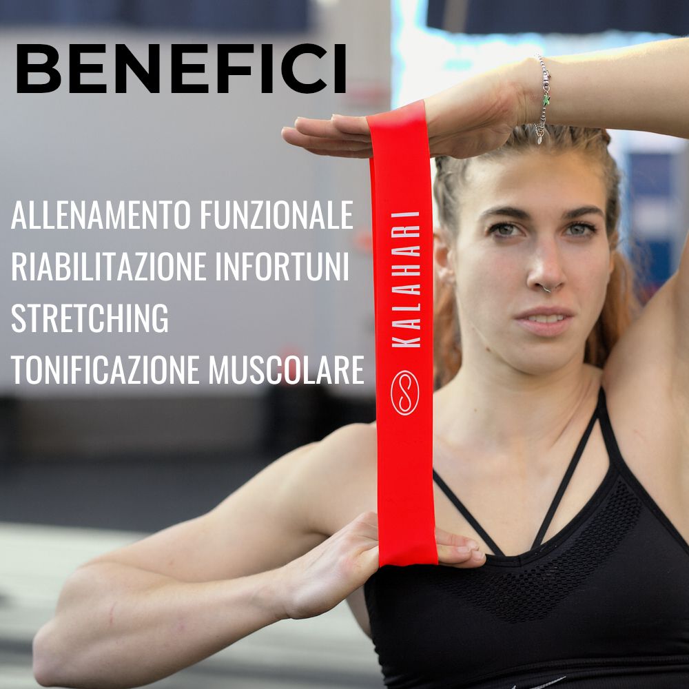 Frau hält ein rotes KALAHARI Fitness-Widerstandsband hoch, das für funktionelles Training steht.