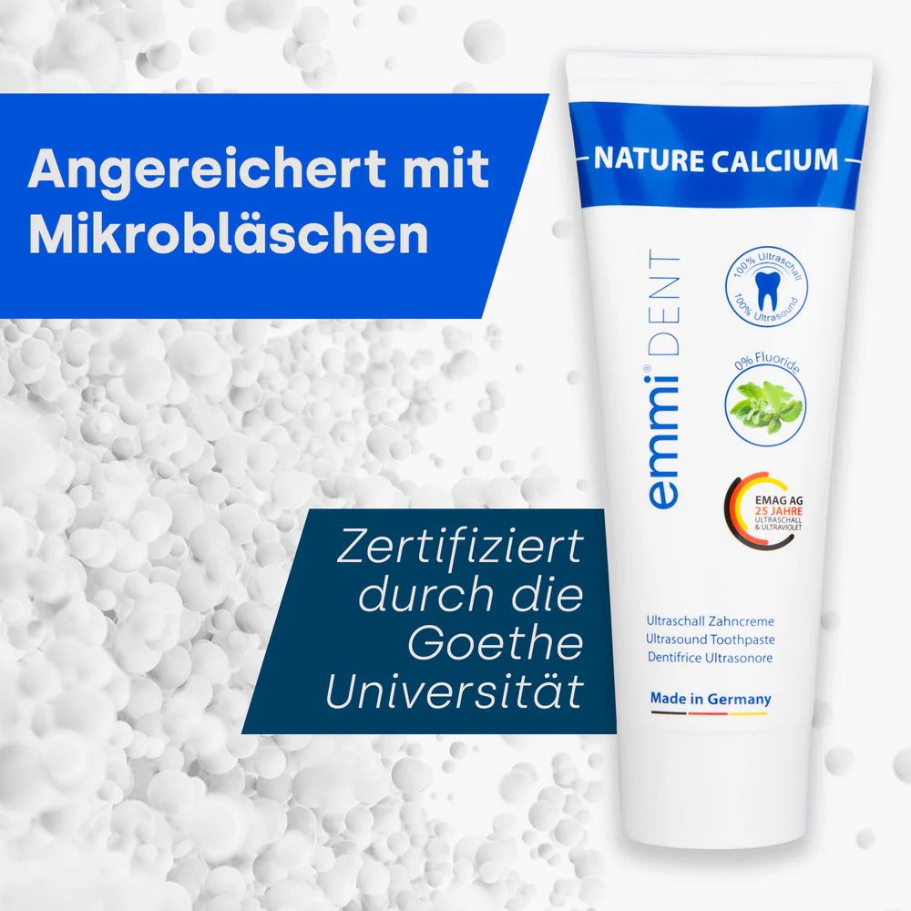 Tube emmi®-dent NATURE CALCIUM Zahnpasta. Zertifiziert durch die Goethe-Universität. Weiß mit blauem Streifen.