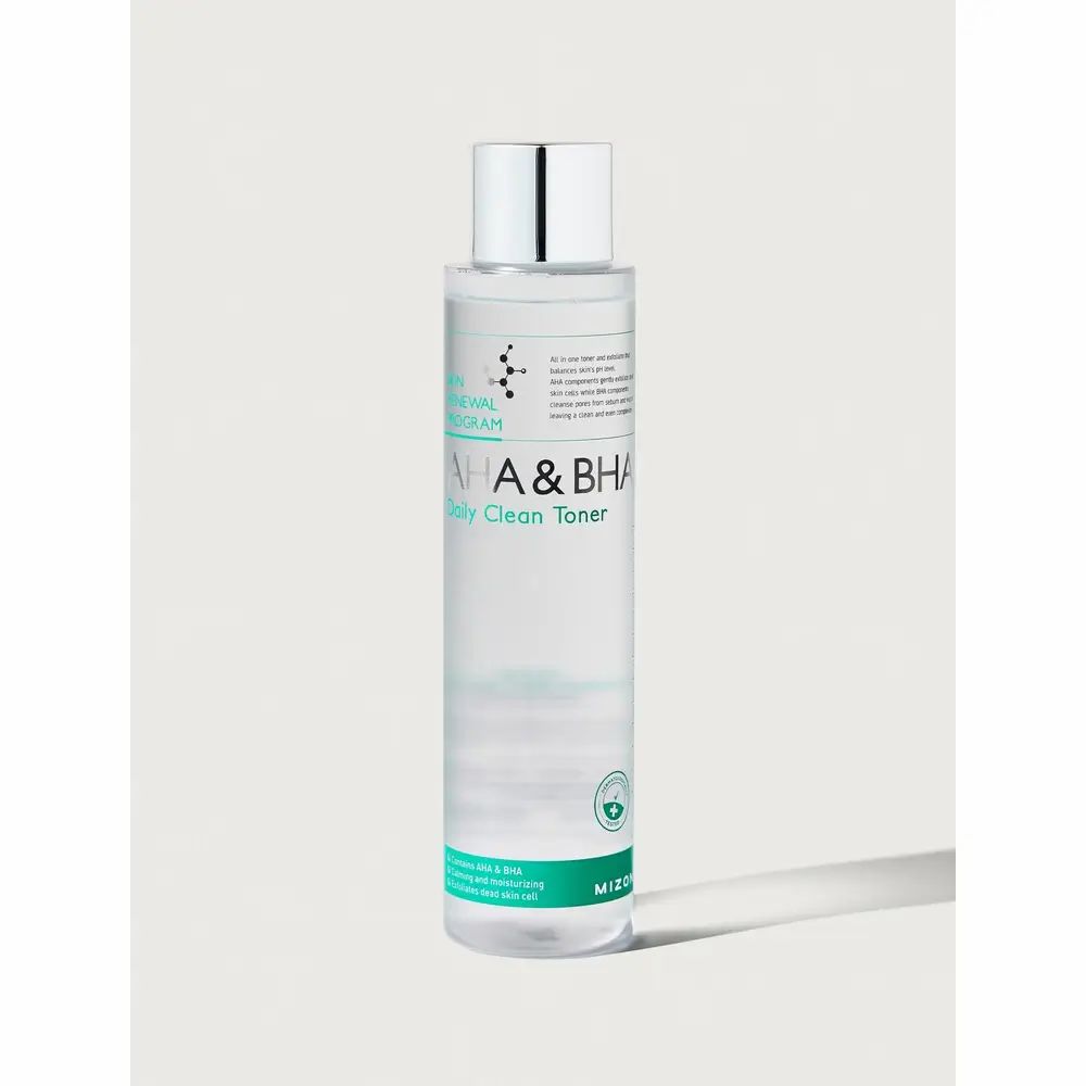 Klarer Toner in einer Flasche mit silbernem Deckel. Beschriftung: AHA & BHA Daily Clean Toner. Grün-weiße Etiketten.