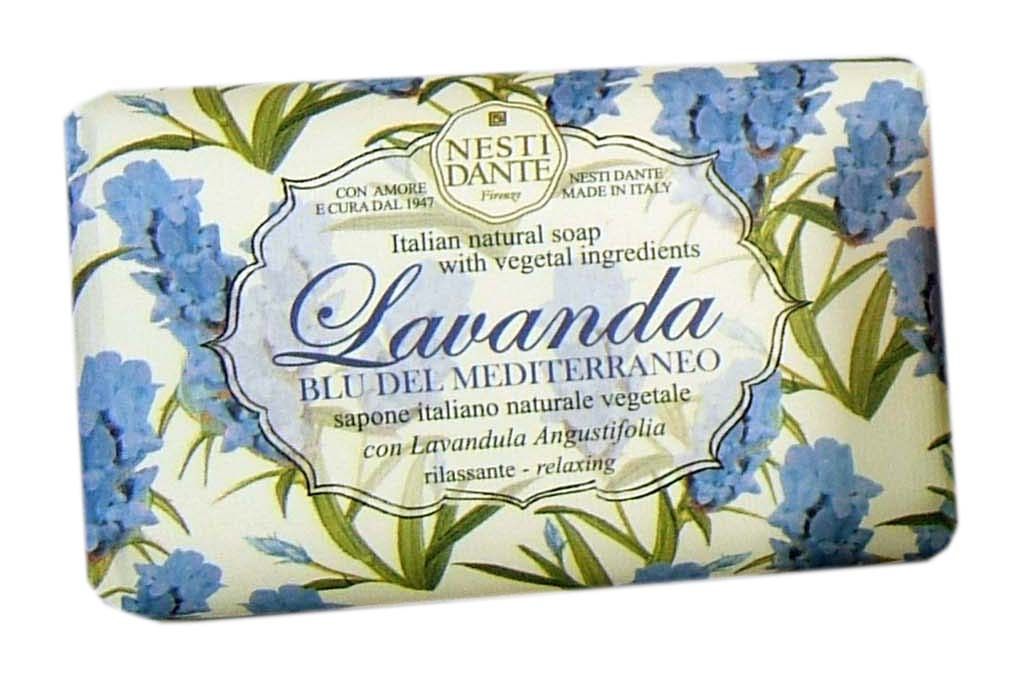 Seife mit floralem Muster und Schriftzug "Lavanda Blu del Mediterraneo". Verpackung mit Logo und Text. Italienisches Naturprodukt.