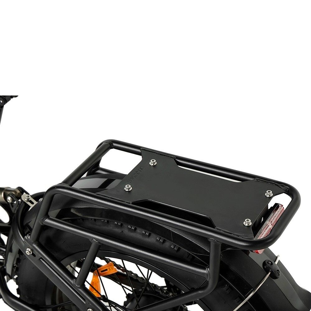 Schwarzer Gepäckträger eines Elektro-Citybikes. Rechteckige Form, mit Befestigungspunkten.