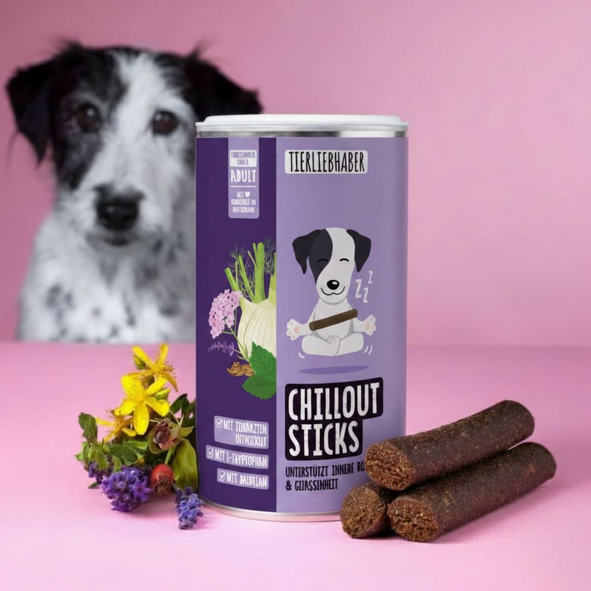 Tierliebhaber Chillout Sticks in lila Dose mit Hundemotiv, daneben drei Sticks.