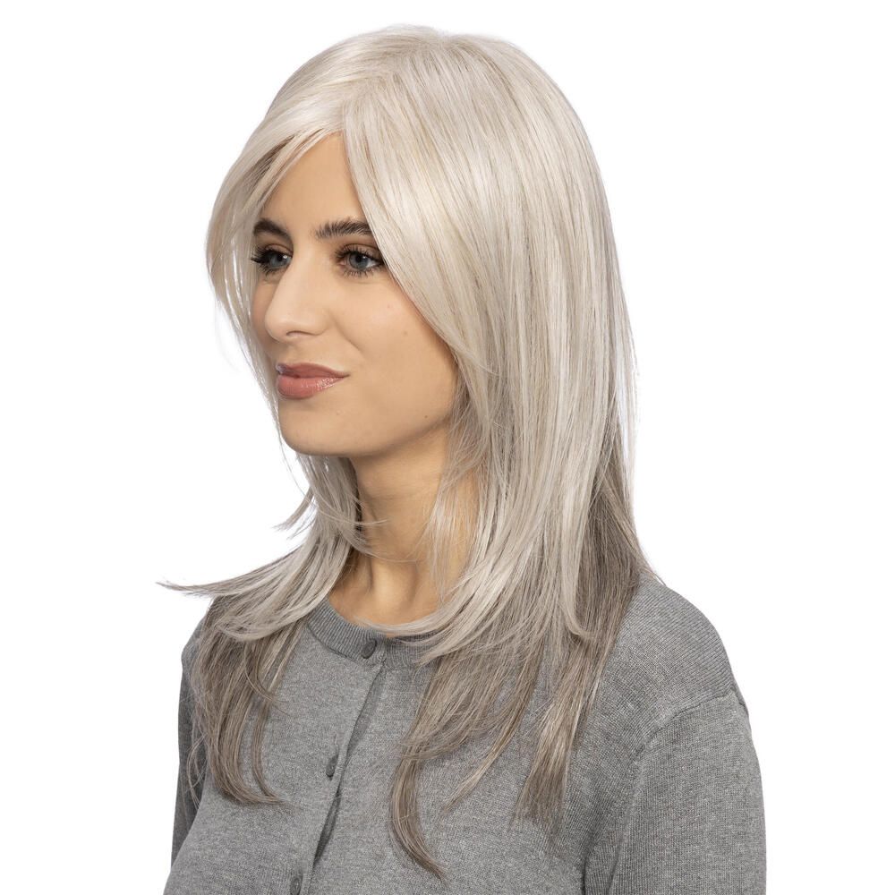 Perücke mit langem, gestuftem Schnitt und Seitenscheitel. Graue Haarfarbe mit dunkleren Spitzen. Frau trägt graue Strickjacke.