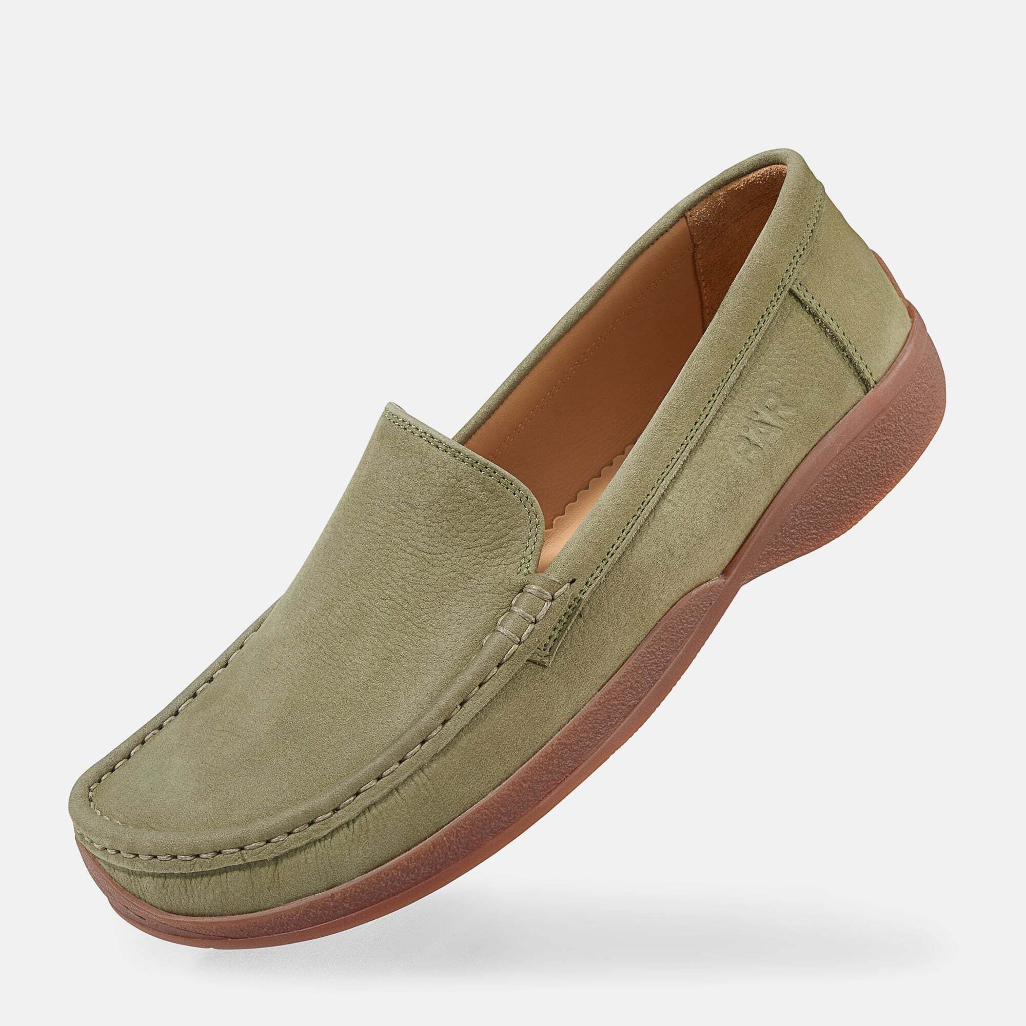 Grüner Herren-Slipper mit brauner Sohle. Sichtbare Nähte und das Logo BÄR.
