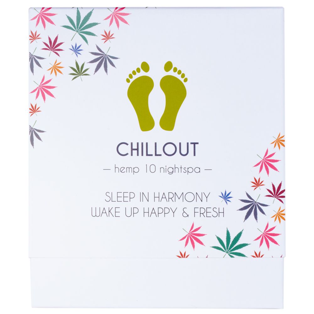 Weiße Schachtel mit grünen Fußabdrücken und Schriftzug CHILLOUT. Bunte Hanfblätter als Dekoration. Text: Sleep in Harmony, Wake up Happy & Fresh.