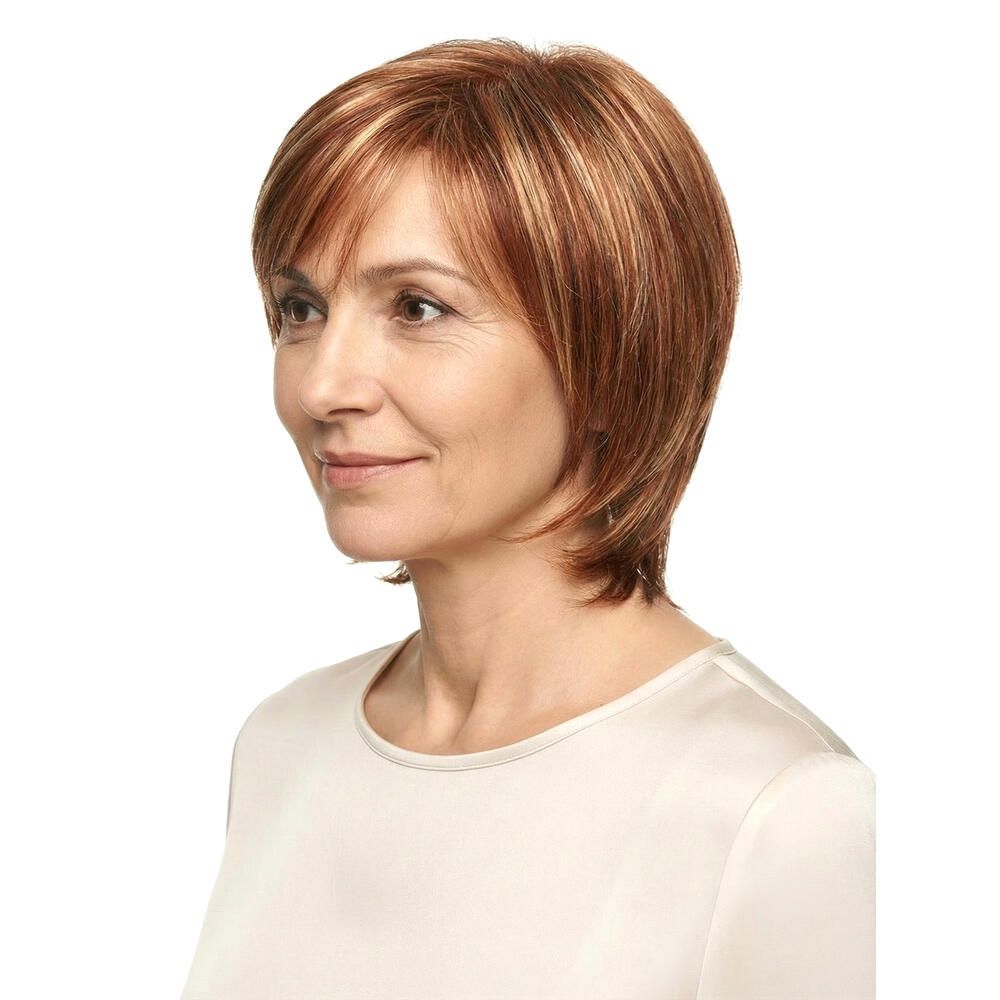 Frau mit roter Perücke mit blonden Strähnen. Kurzer, gestufter Schnitt. Seitliche Ansicht.