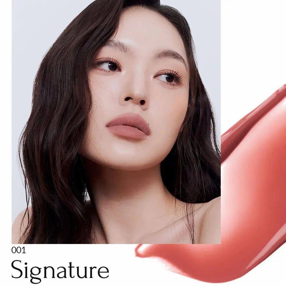 Porträt einer Frau mit Lippen-Make-up. Daneben ein Farbfleck. Text: 001 Signature.