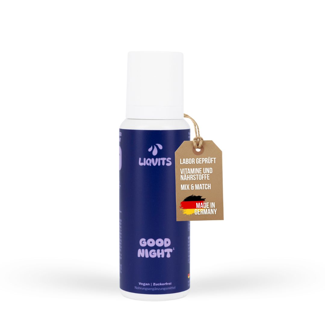 Blau-weiße Flasche "Good Night" mit Anhänger. Anhänger: Labor geprüft, Vitamine und Nährstoffe, Mix & Match, Made in Germany.