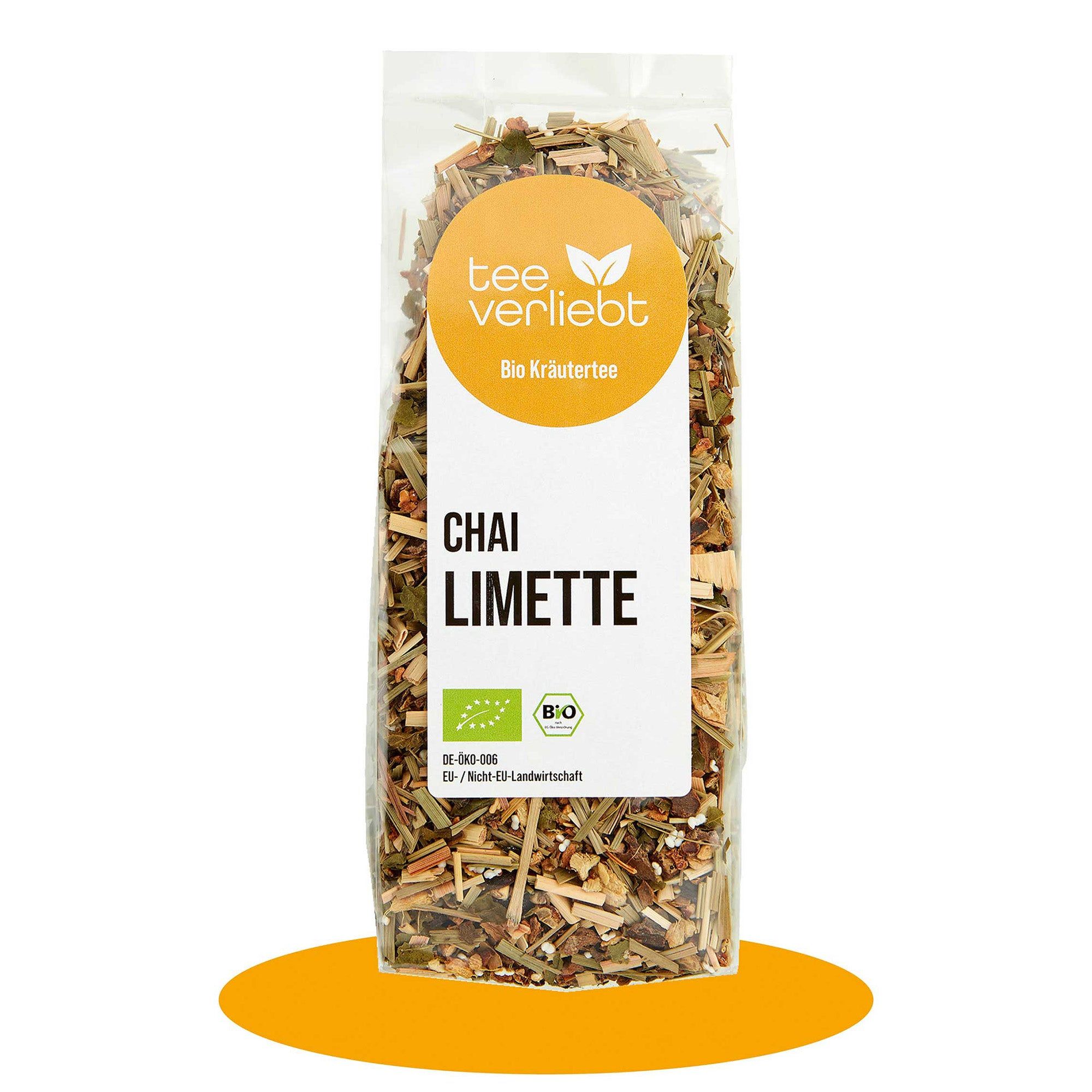 Transparente Verpackung mit Kräutertee. Aufkleber mit Logo, 'Chai Limette' und Bio-Siegel.