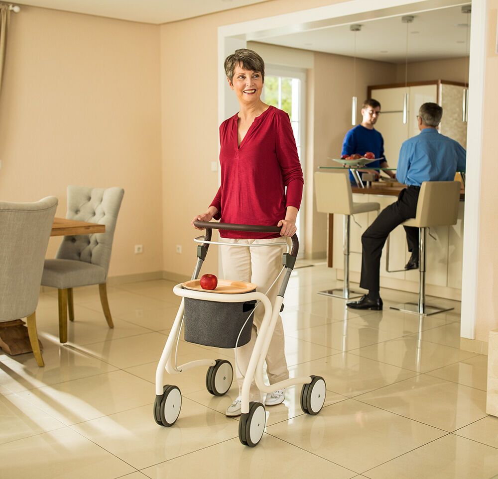 RUSSKA Wohnraum-Rollator Scandinavian Butler mit großen Rädern inkl. Korb u. Tablett
